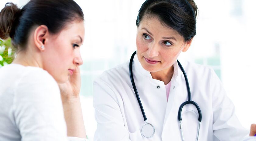 Gydytojas pataria pacientui dėl augmentacinės mammoplastikos indikacijų.