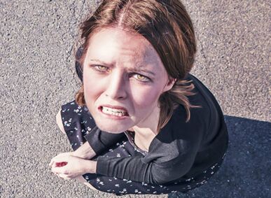 Mergina susidūrė su augmentacinės mammoplastikos pasekmėmis