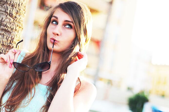 Mergina svarsto, ar nereikėtų pasidaryti plastinės krūtų didinimo operacijos.